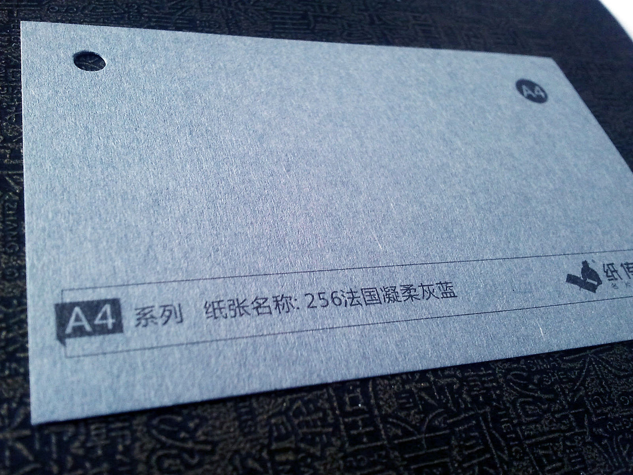 一款生动的鱼主题复合名片,激光雕刻 烫金 打孔工艺打造