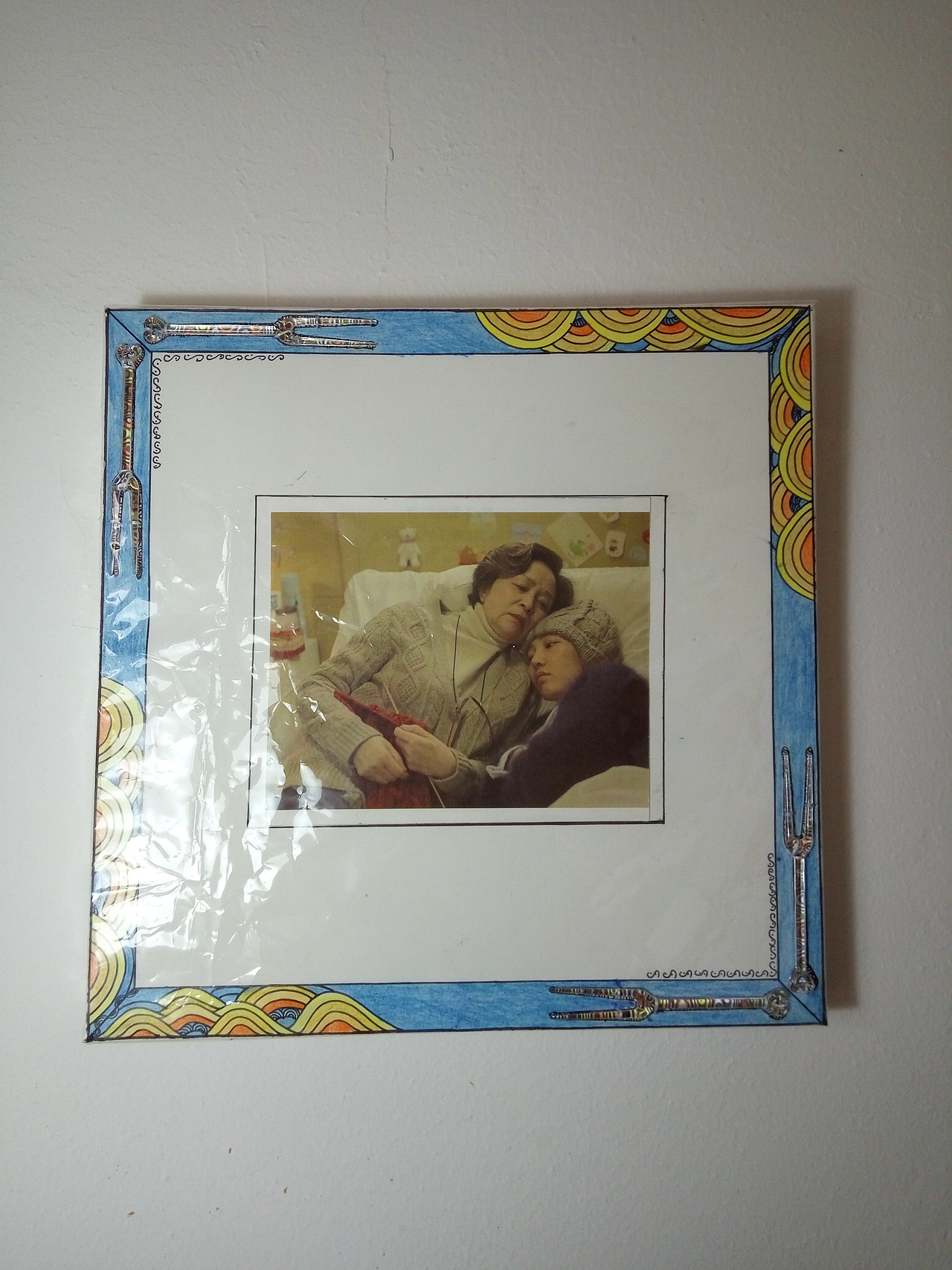 图片是《滚蛋吧,肿瘤君》里母女在床上说知心话的场景,每次这段都能把我哭成傻X。
两角的纹样就想画江崖海水纹的感觉来着。源于我对该纹样的偏爱,在我看来它大气磅礴又严肃美丽,母女情深也是感天动地,斥责时也是严肃中带美丽的,哈哈,不瞎扯了,我就是偏心好吧,看到这场景就想配这纹样!