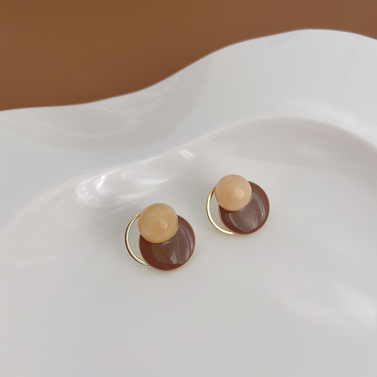 ins风冷淡风耳饰耳环场景图拍摄 合金 银饰品模特拍摄（图ZMjUzNDQyNTQw） - 产品摄影 - 站酷设计师何以朱颜原创素材 - 站酷ZCOOL