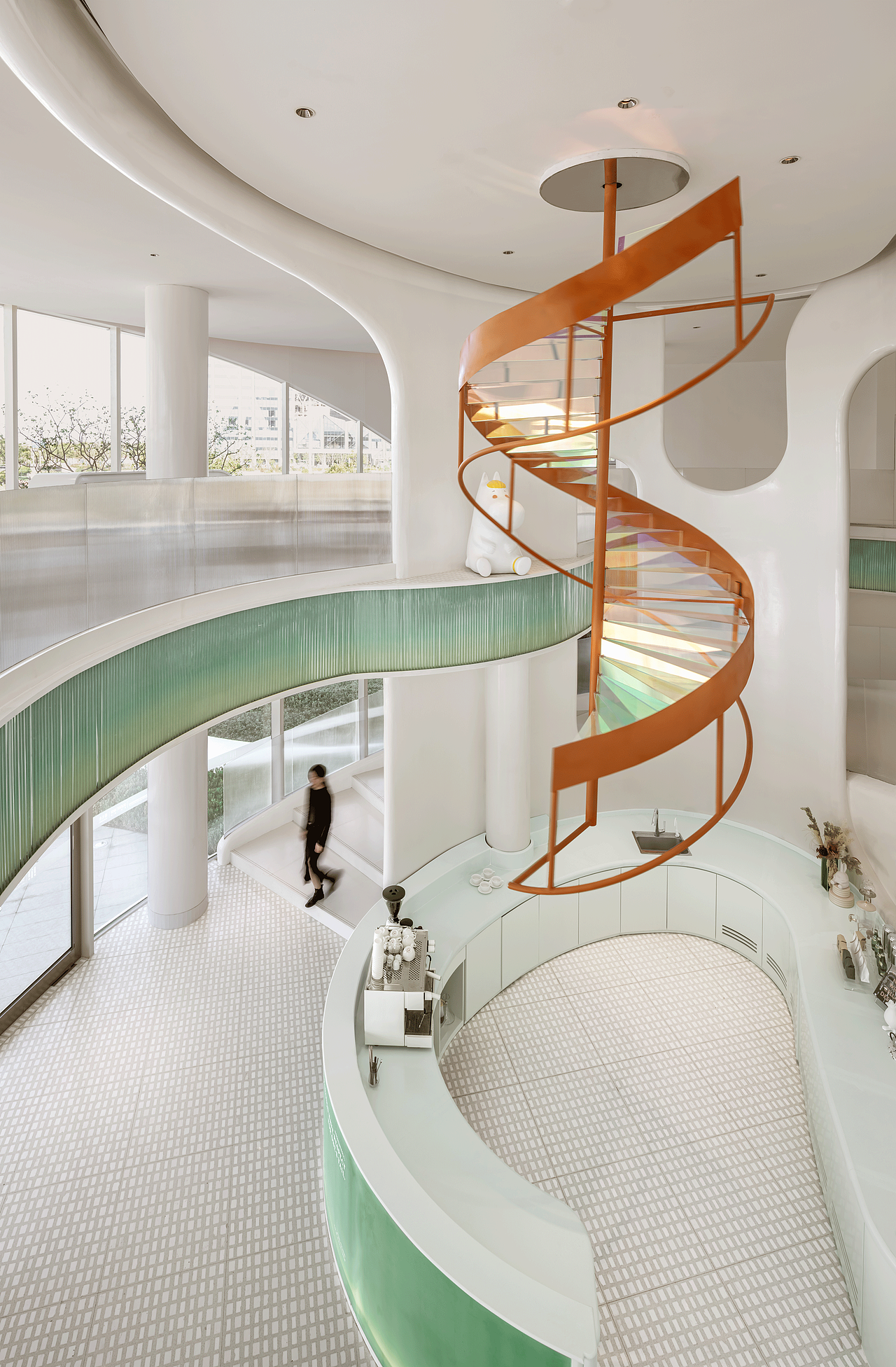 设计团队将超级IP的童话场景投射进设计语言中，并把理想的生活无限放大，还人们一个想象中的童话理想国。