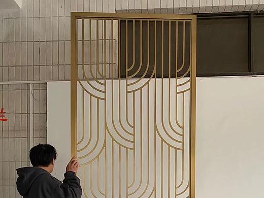 家装铝艺屏风隔断，拉丝钛金无指纹屏风