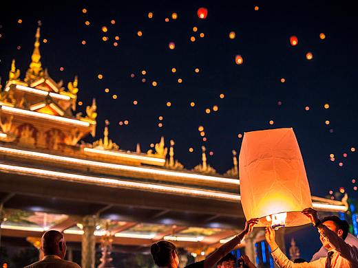 西双版纳傣族泼水新年节天灯祈福