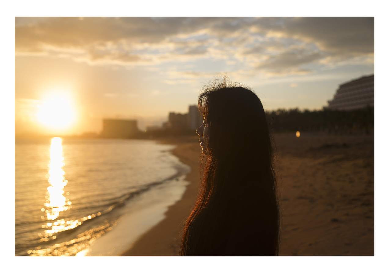 朝阳大海沙滩美女