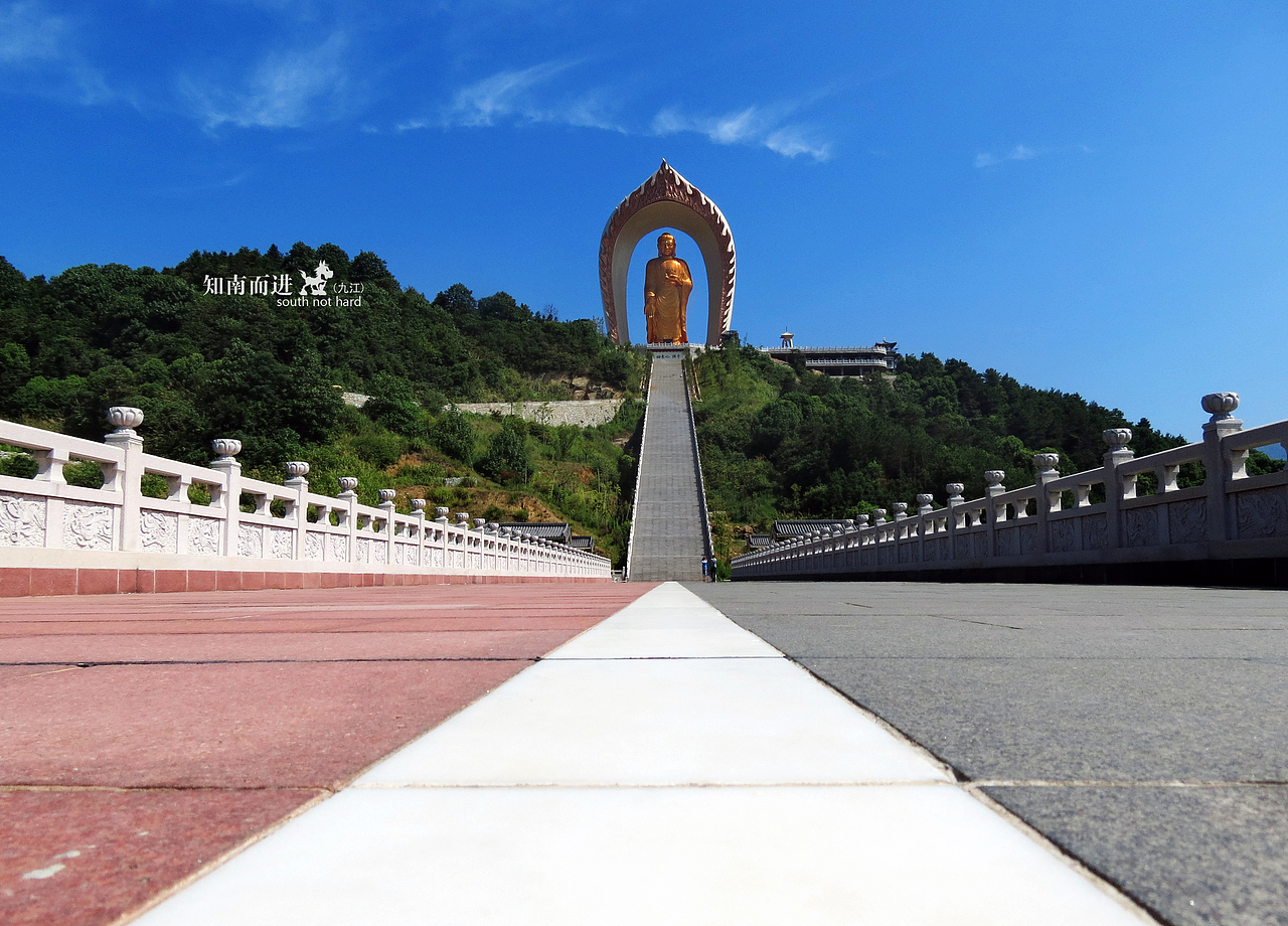 如果要上前看佛必须以三步一拜一叩首的方式才可以上台阶。中途有几个因为没有按流程上的人被保安拉了下来。不过既然来了不上去总感觉会很可惜。是的,在烫的可以煎鸡蛋的地面上我一路默念阿弥陀佛跪着走了上去。