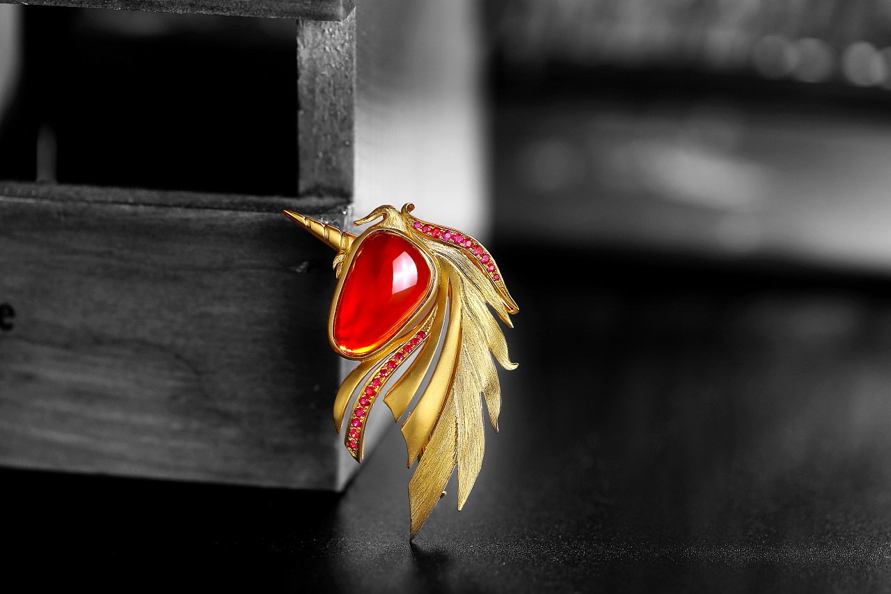 独角天马火欧珀胸针