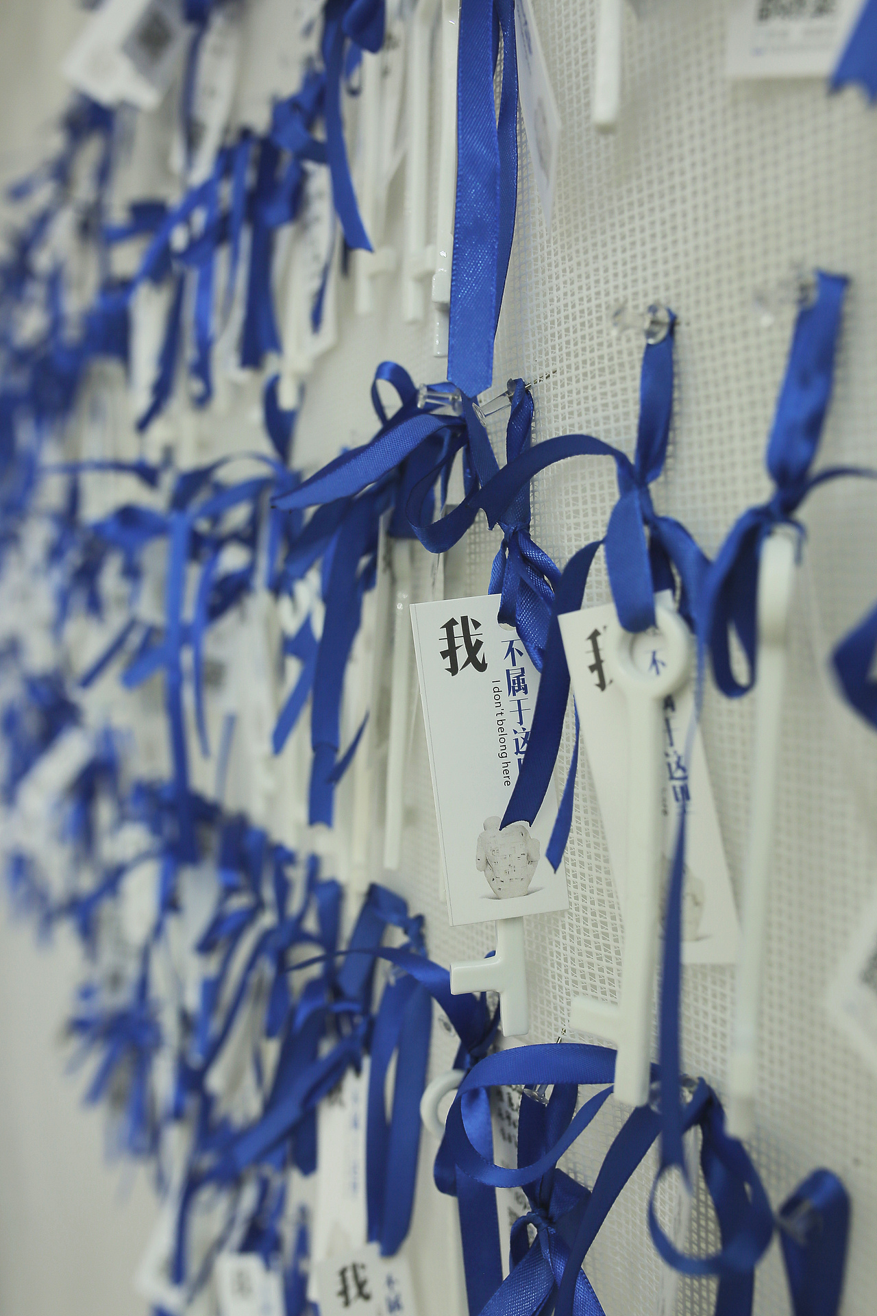 观众手写带有陶瓷钥匙的祝福卡挂在祝福墙上