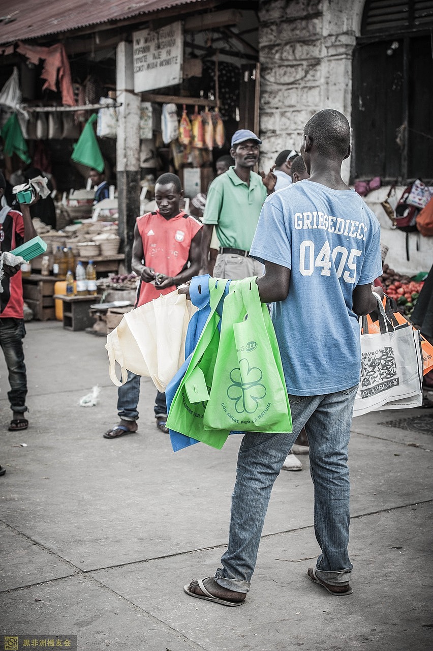 门口卖无妨袋子的小贩,他们卖的很多袋子都是中国产的。