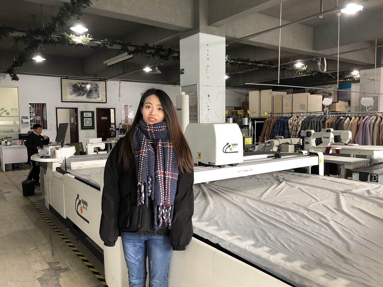 全自动裁床,自动铺布机自动拉布机自动化服装裁剪设备