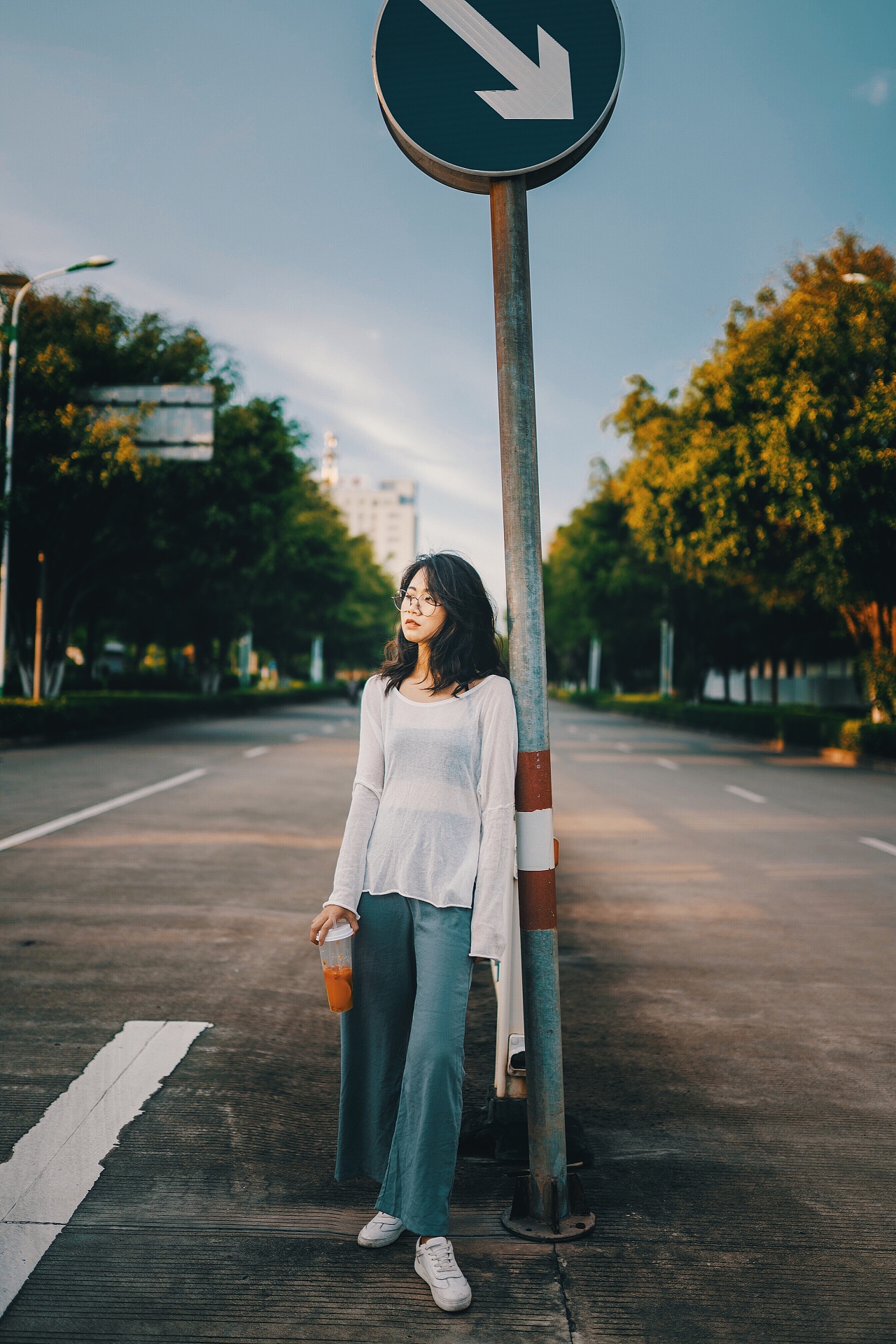 在无人的黄昏街头走一走