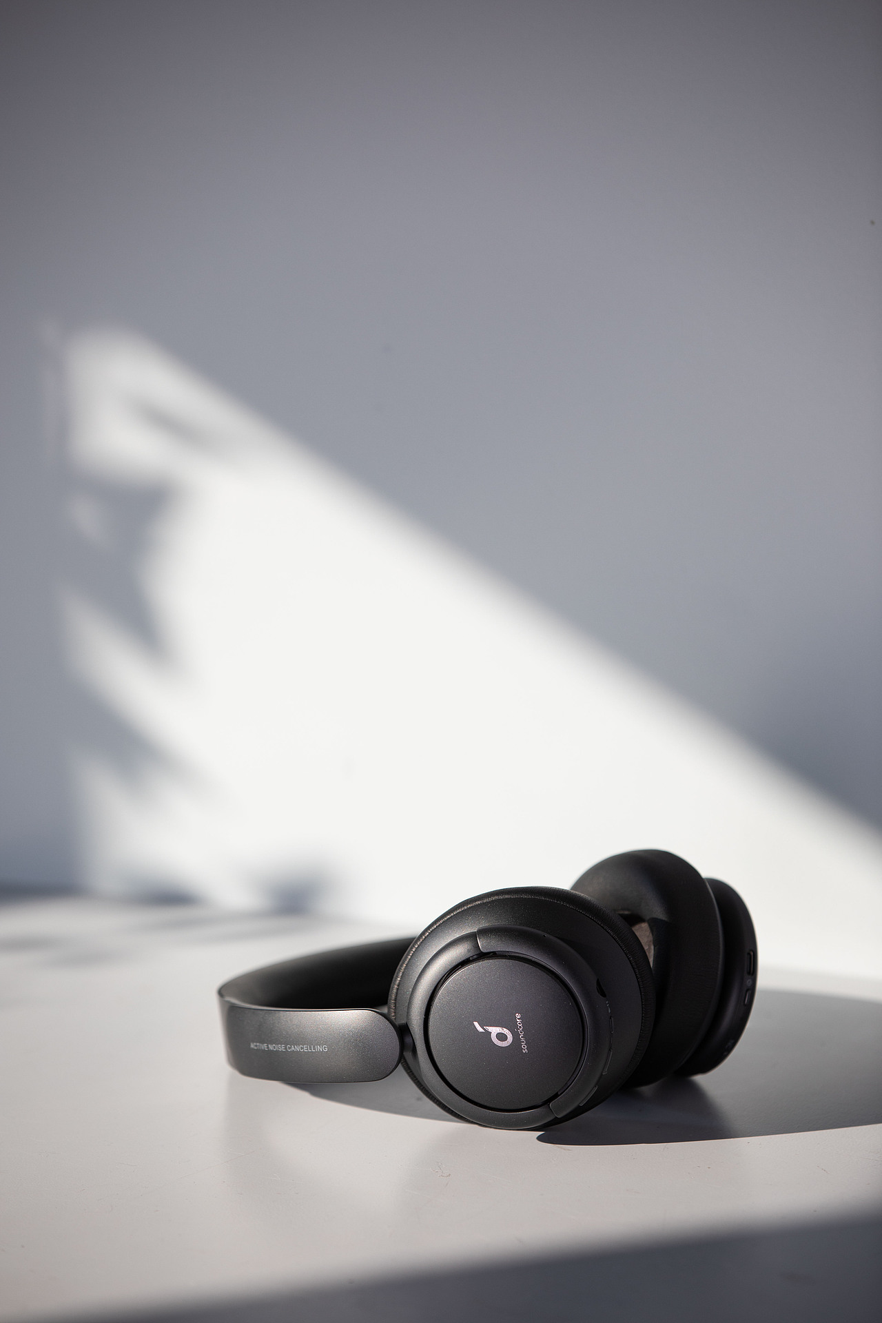 光影水雾下的耳机音箱