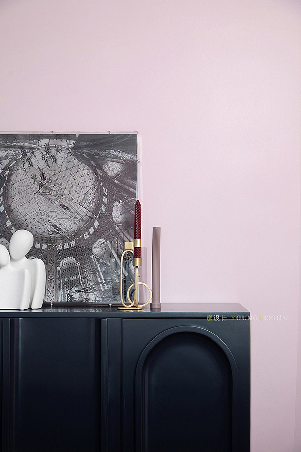 延续客厅对比鲜明的撞色设计手法，重要立面以藏青色和脏粉色组合使用，打造视觉焦点。