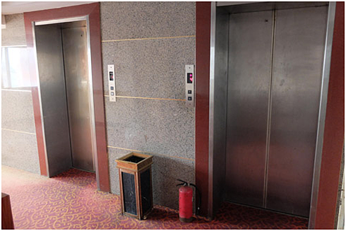 改造前的电梯间
酒店原来的电梯间直接暴露在外,空间上缺乏缓冲和过渡,设计师充分利用大堂空间,在电梯前面加建了两个行李间和一个商务区,这样不仅让大堂的功能更加完备,也给电梯营造出了门廊的过渡空间,与门厅所营造出尊贵感一以贯之,这也是一个提升酒店档次的设计。