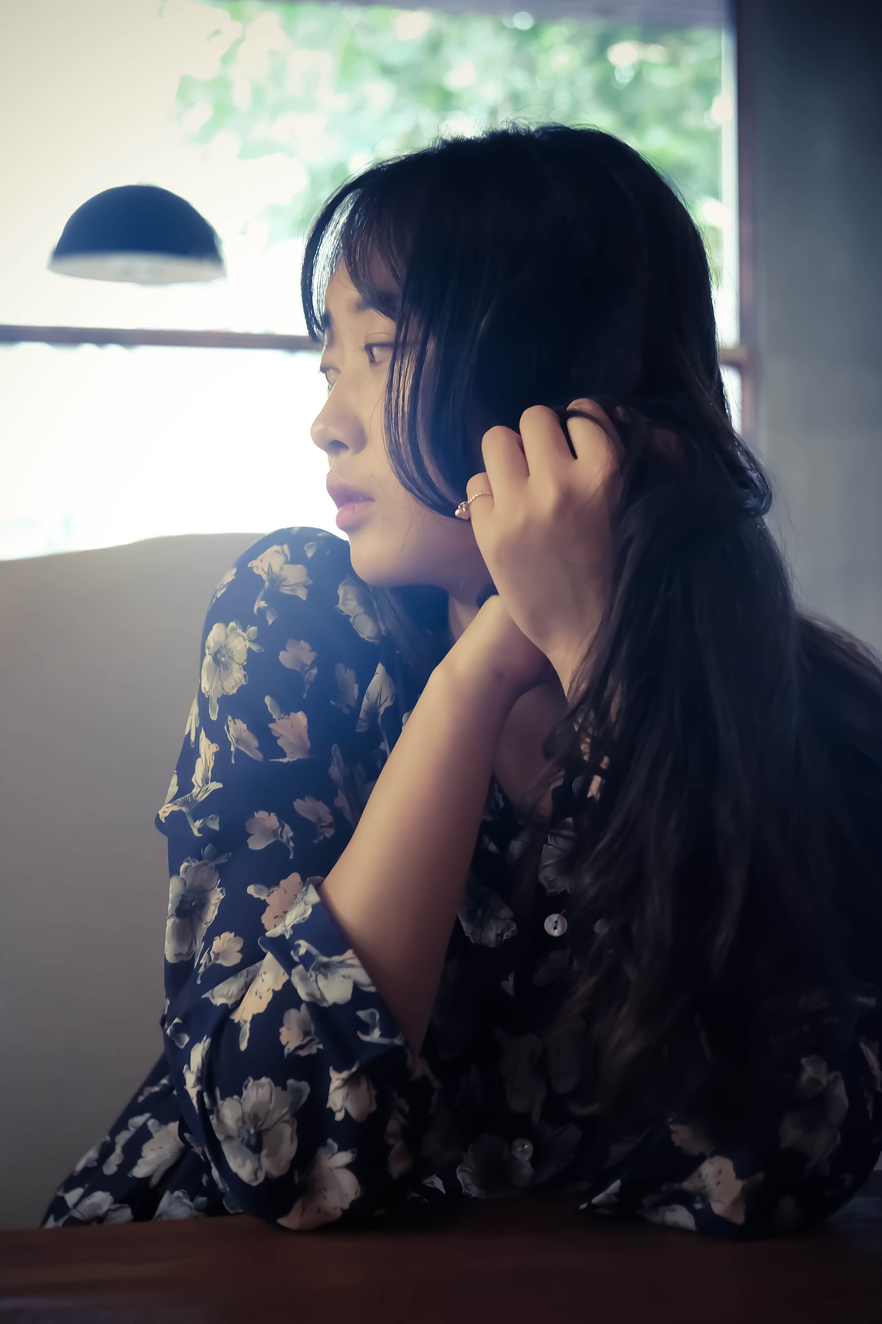 咖啡店的小忧郁（图ZMzQ5MTM4NjA=） - 人像摄影 - 站酷设计师明贺原创素材 - 站酷ZCOOL