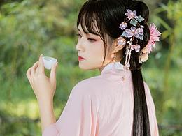 酒不醉人人自醉，花不迷人人自迷。