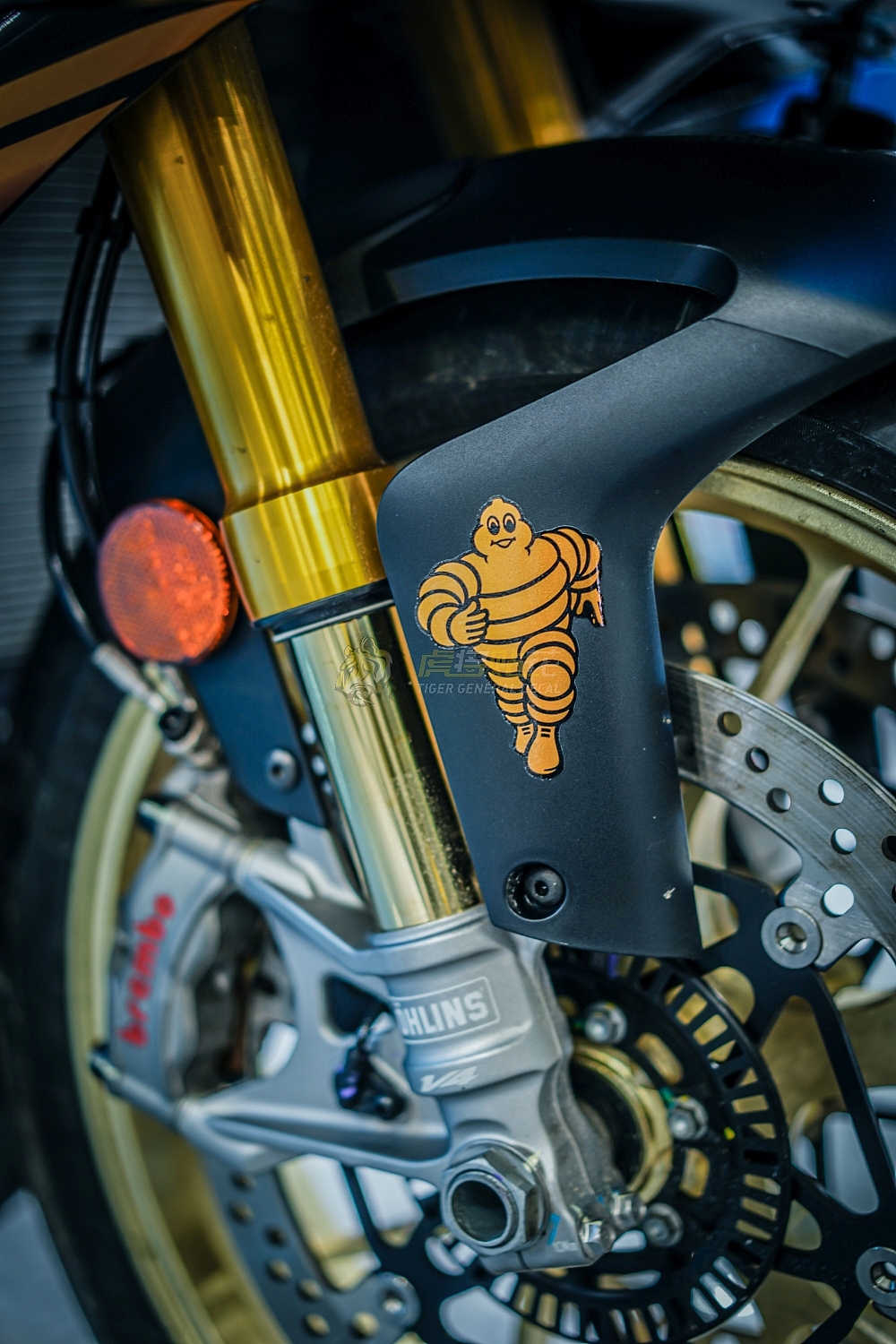 阿普利亚22款RSV4改黑金拉花涂装-3M彩绘改色膜