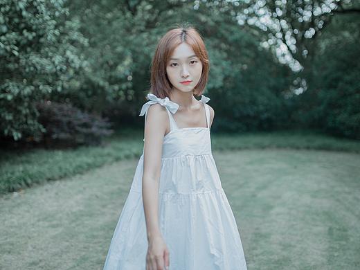 阳光下的泡沫，是彩色的