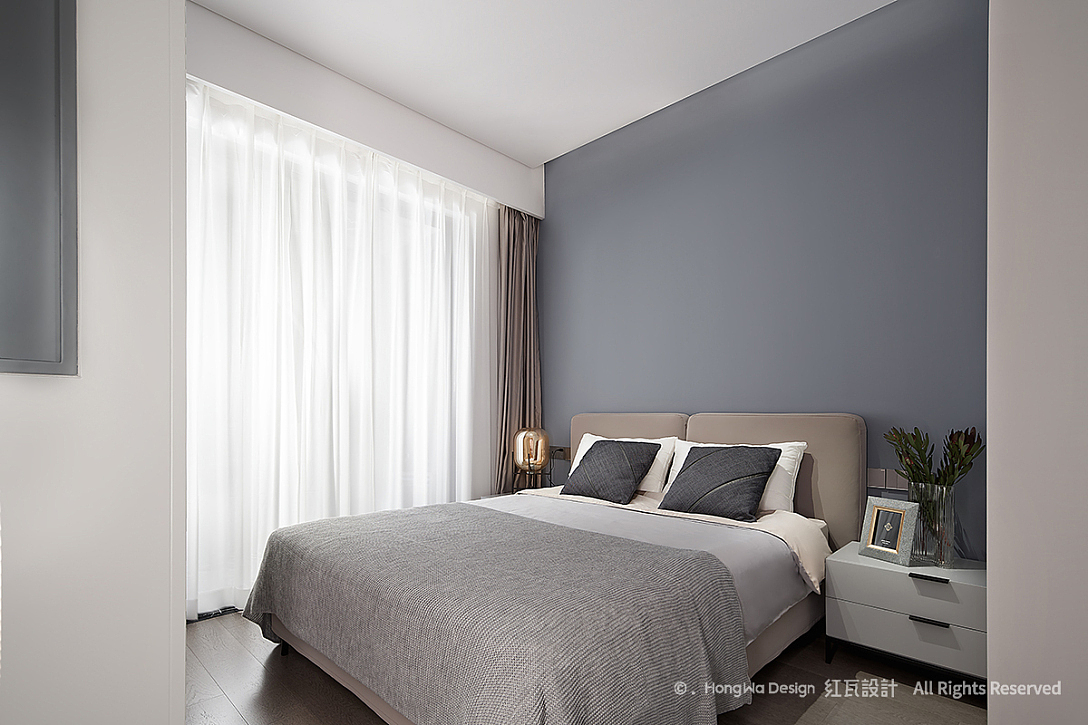 次卧给人以闲静的感觉 br> br>主色沿用了主卧的蓝灰色 br> br>整面的
