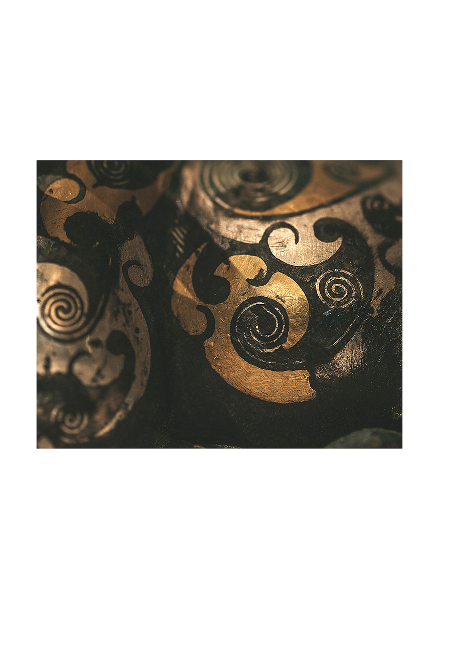 错上磨成白玉质,矿中仍现紫金身。