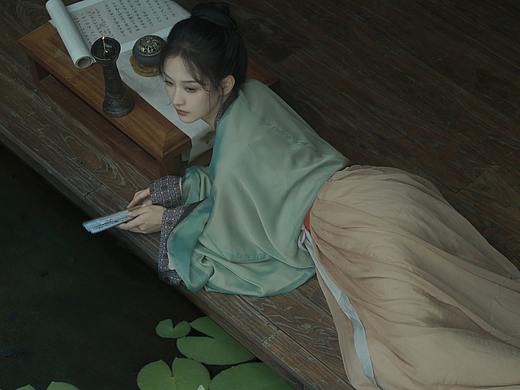 世事漫随流水，算来浮梦一生