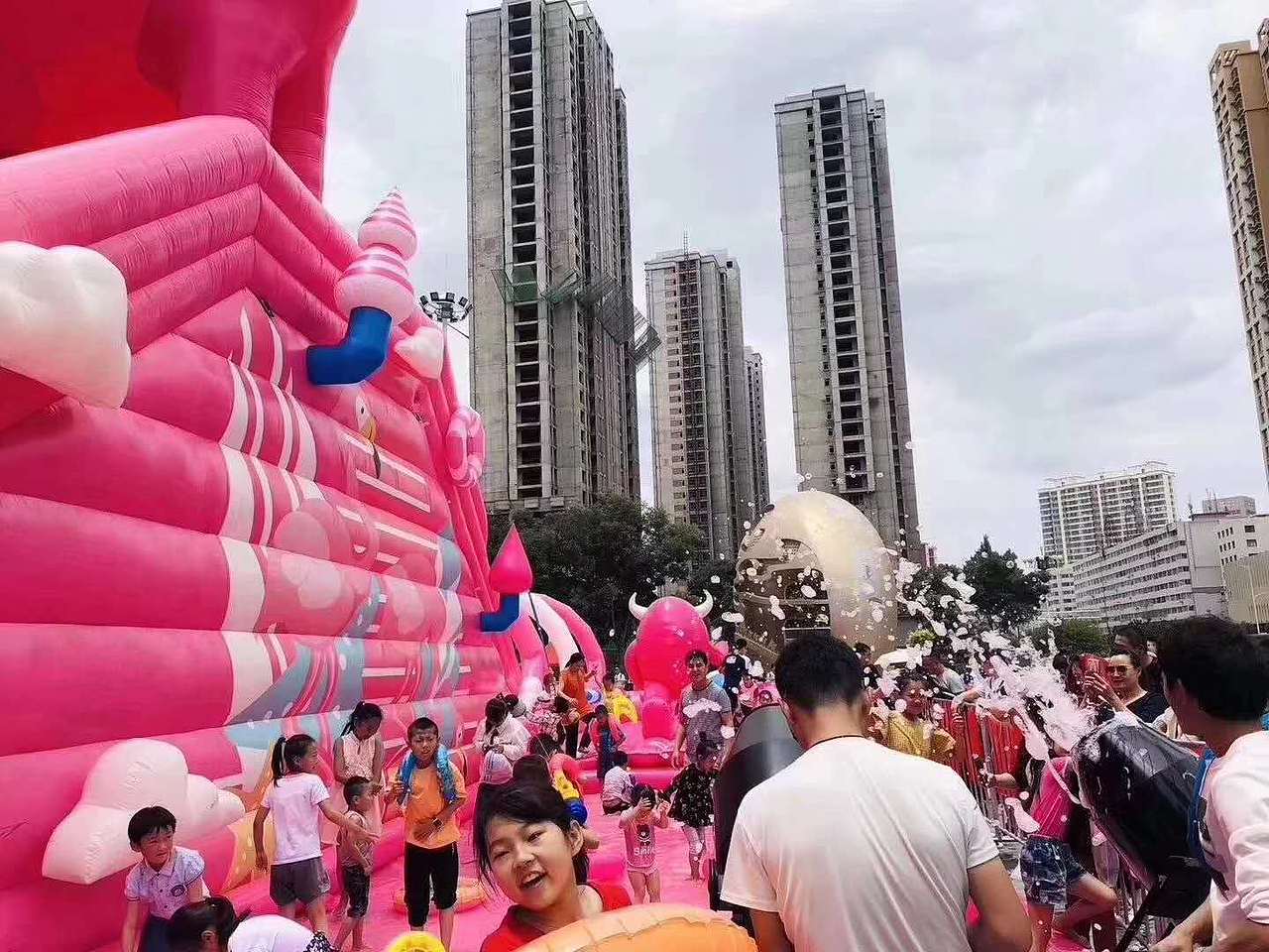 冰爽一夏水上乐园游玩开发出新项目粉色滑梯 冰雪世界