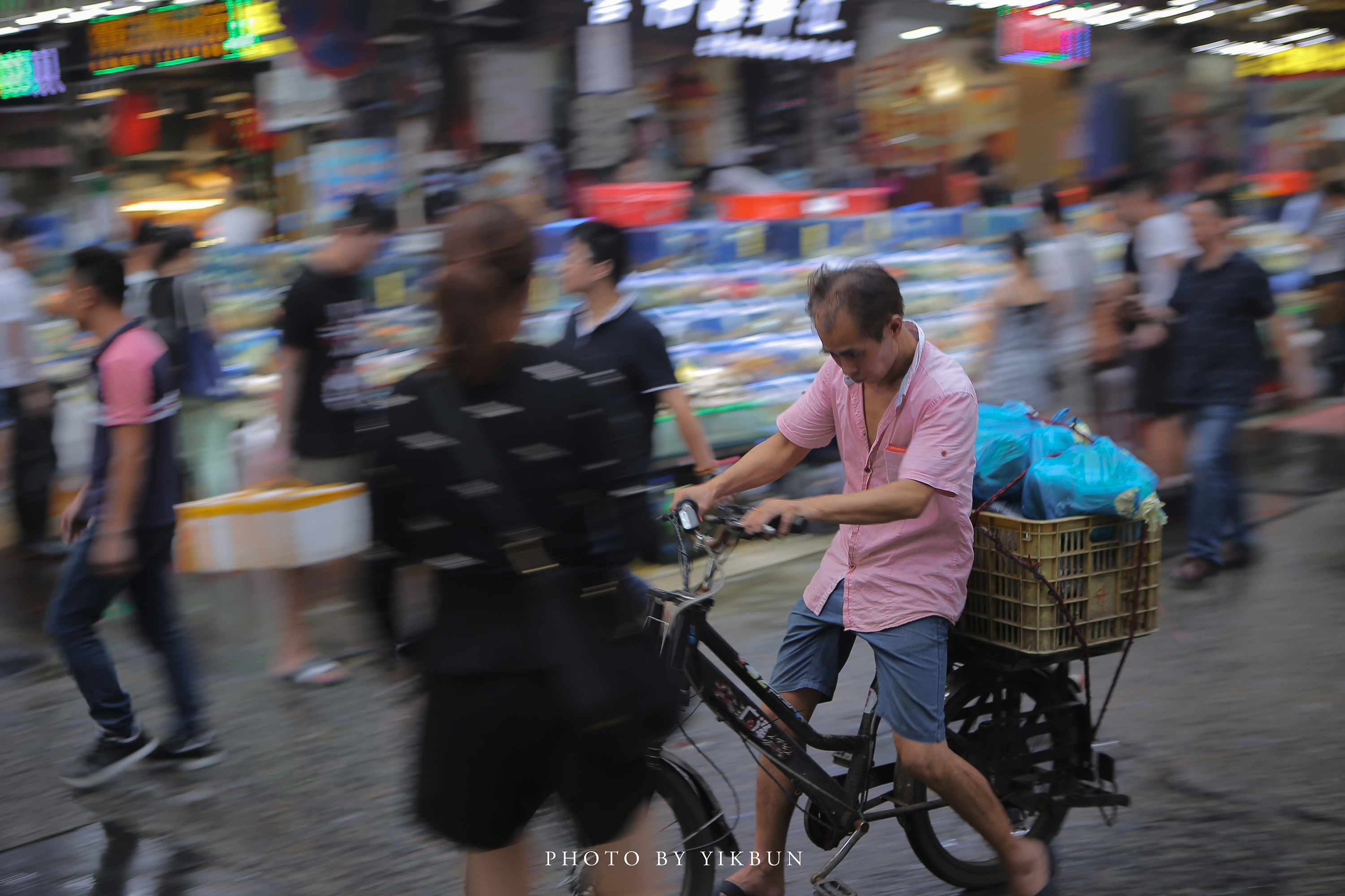 广州,海产市场上忙碌的人