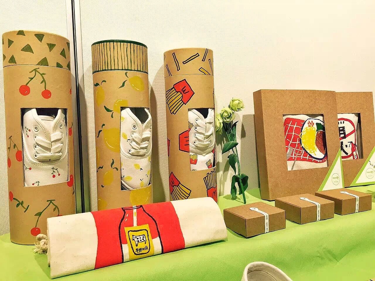 手绘的鞋子,手工做的盒子包括上面的团都是人工画上去的,我们很原创.