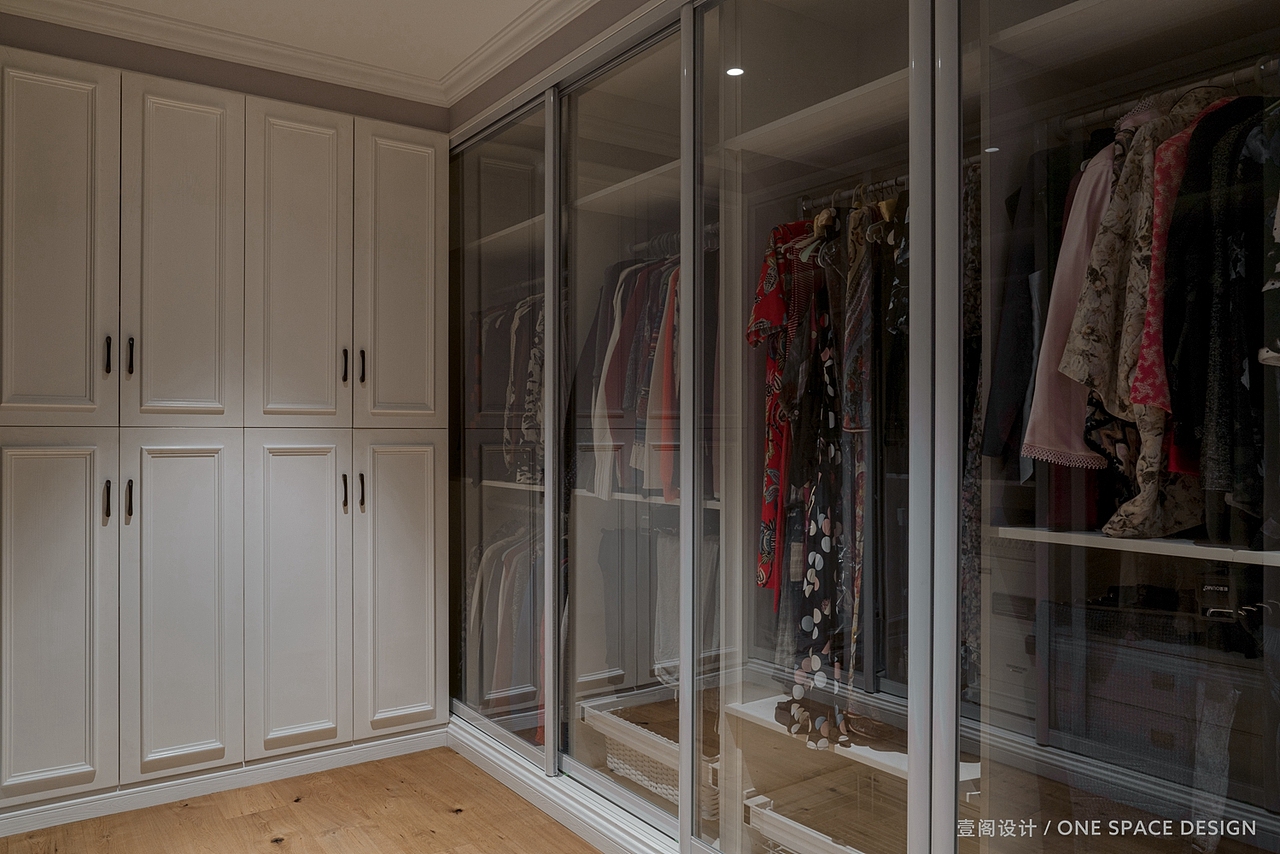 让喜欢旅行、户外、健身、音乐、阅读、书法、字画、品茶、品酒的夫妻两能同时拥有自己的独立空间。
<br>The independent space is build for the owner who love travel, outdoor, fitness, music, reading, calligraphy, calligraphy and painting, tea and also wine tasting.