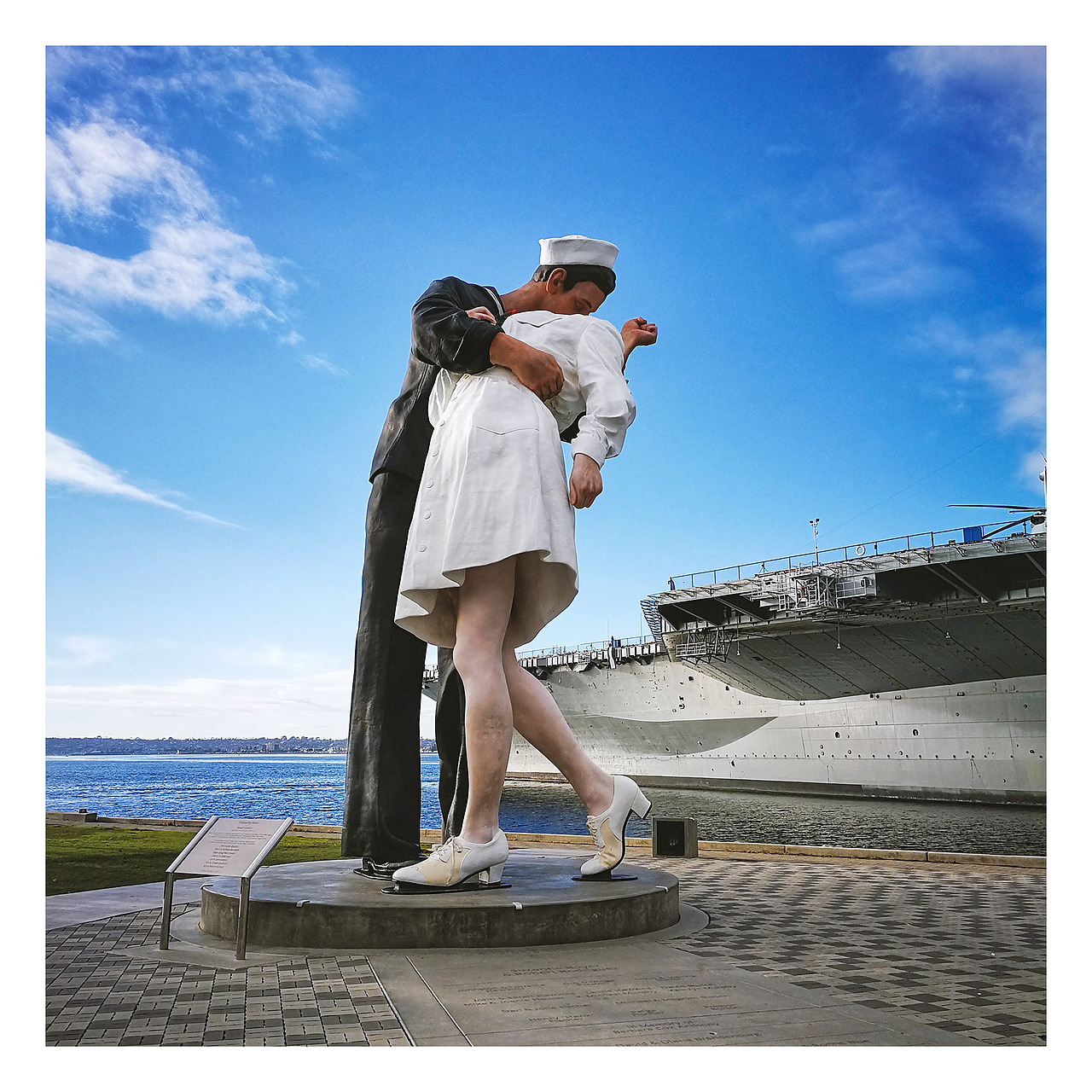 嗯这是胜利之吻的标志,也不知道这角度怎么回事的看起有点像东京食尸鬼