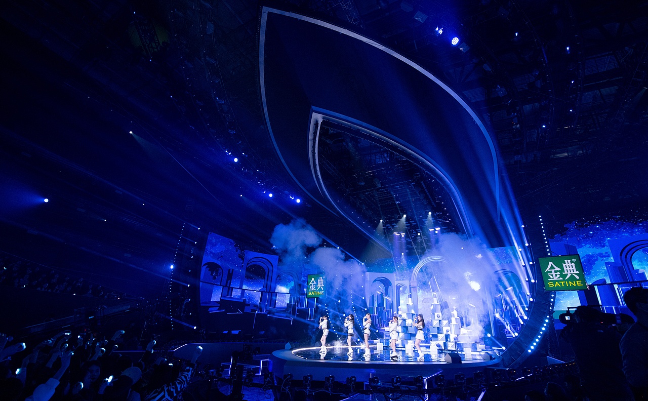 《理所当然》视觉主体为蓝色调,三维搭建拱门结构,中心的口红和皇冠表现女性力量。