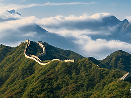 #AI创作实验室#长城 垛口 山峰 蓝天 白云 树林 湖泊