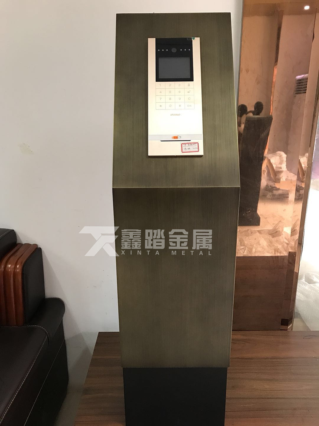 拉丝钛金不锈钢门口机支架 弧形不锈钢门口机立柱定制