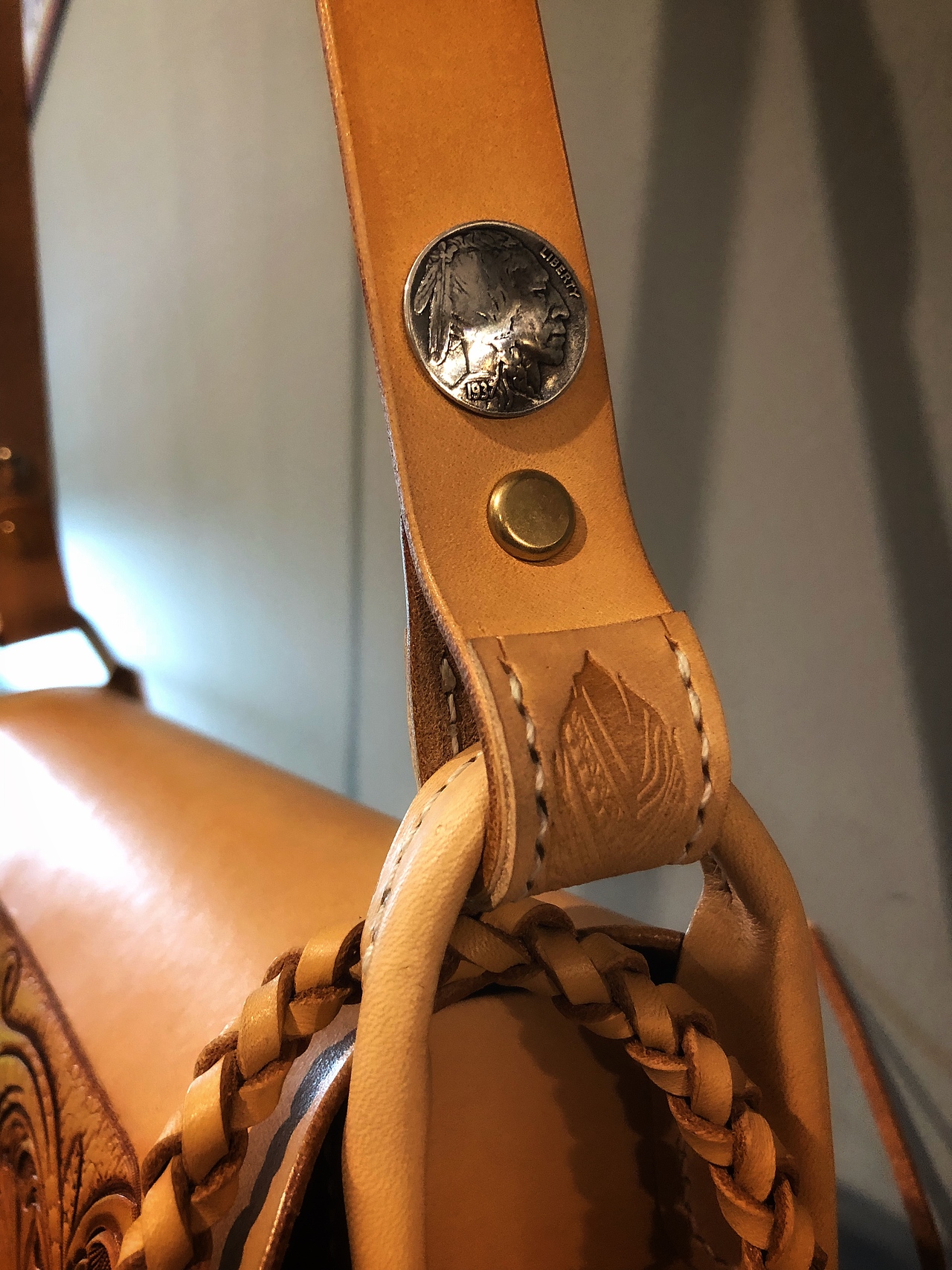 谢里丹皮雕马鞍包