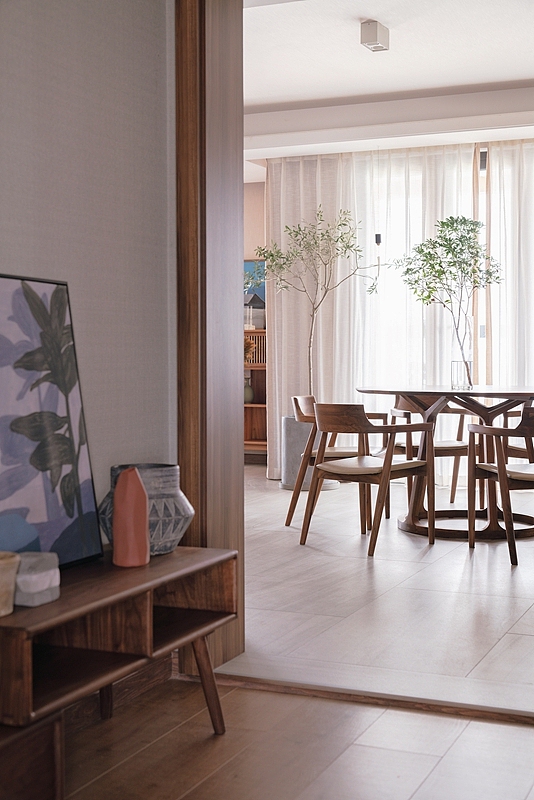 圆形的餐桌能更大限度增加家人交流,
四周动线流畅,触手可及的几乎都是棉麻以及实木质感,会让人觉得温润无比。