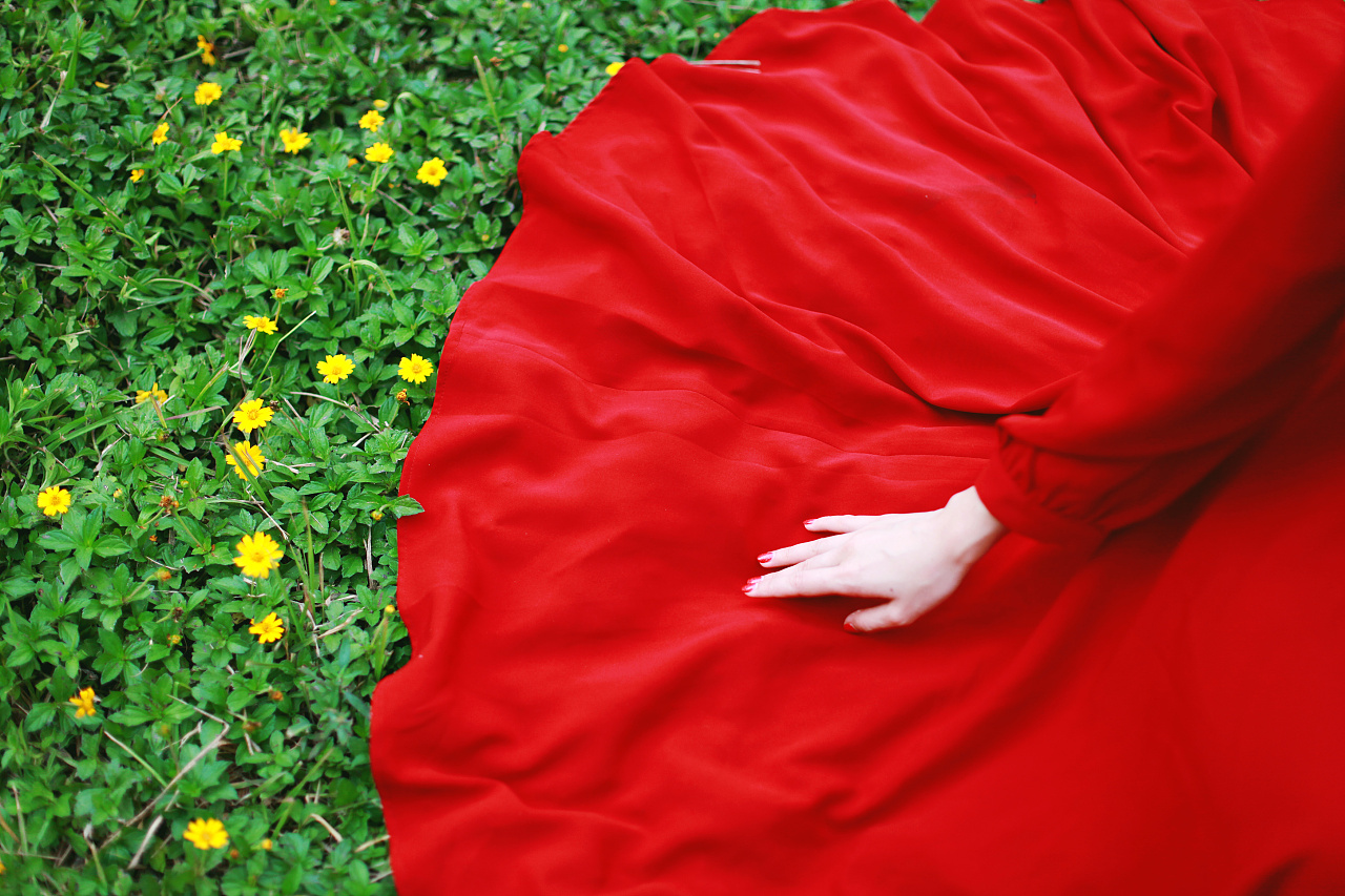 飞扬的裙摆菇凉