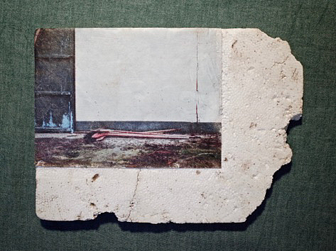 家书系列一：《原本·本事｜Material 》 
拍摄外婆老家每个消失的存在，因怕忘记，那记忆的轮廓。时间的印刷附着在家具与建材身上；那些床头柜、梳妆台、衣橱、门窗、木板、石块、砖块、磁砖、石棉瓦⋯等碎片，让摄影记忆在拾物与实物之间，使得光影的素描，永恒地在回忆的纸上栖居，而书籍负责收集了各式材质，用色彩佐以感受分类，缝制成四种宇宙基本元素，封存物质的想象。