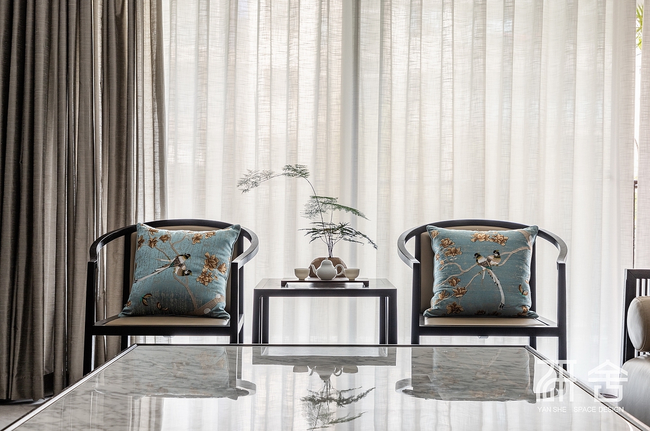 东方审美的体现，相较于繁杂山水画面，简单的缎面元素反而显得更加的有韵味
电视墙的设计，巧妙的利用线条与缎面结合，有虚有实，最大程度的让空间返璞归真