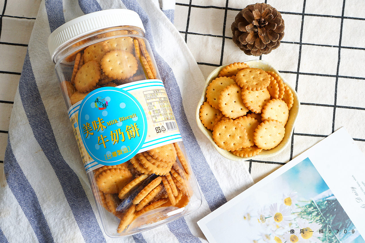 小圆饼干/酸奶麦片/豆乳威化/咸蛋黄饼干等零食摄影图