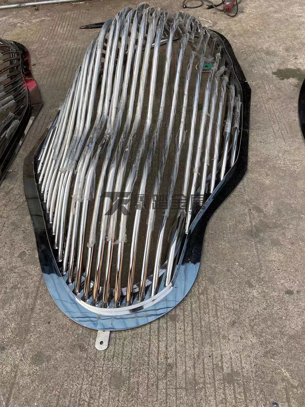 镜面不锈钢圆管假山雕塑在售楼部有着多方面的造景功能