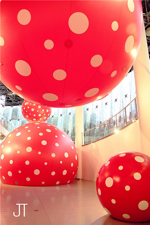 这一系列分了三部分展示，由体积可区分为大，中，小
巨大化的波点布满整个艺术馆，只要一抬头就能看到，特别壮观<br>当天很多小朋友都来看展，还会一直跟老师说，想要摸摸它<br>