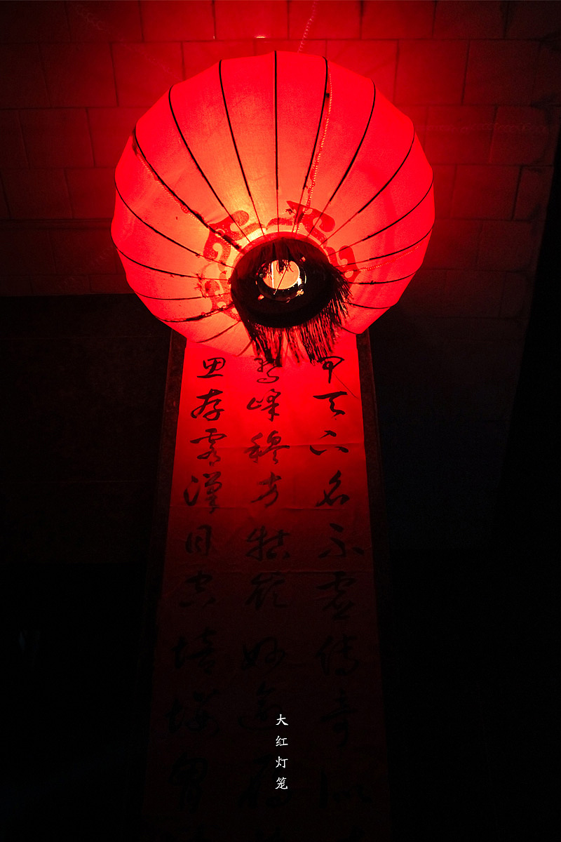 第三张:大红灯笼 br>这张照片的看点不是在灯笼,因为这个到处都可以买