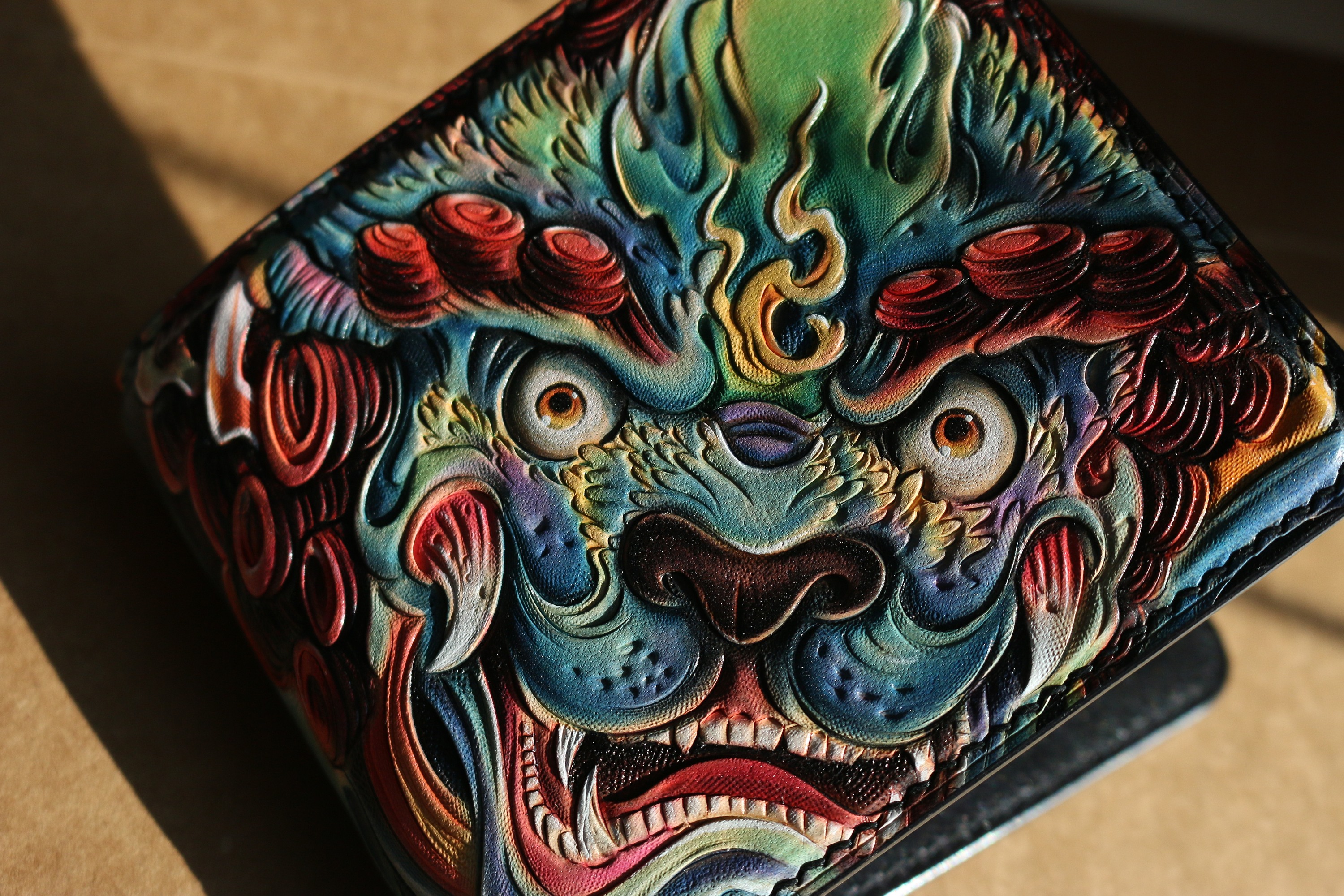 【革也皮雕】灵魂深处的眼睛——福狮绘短夹|手工艺|工艺品设计|革也