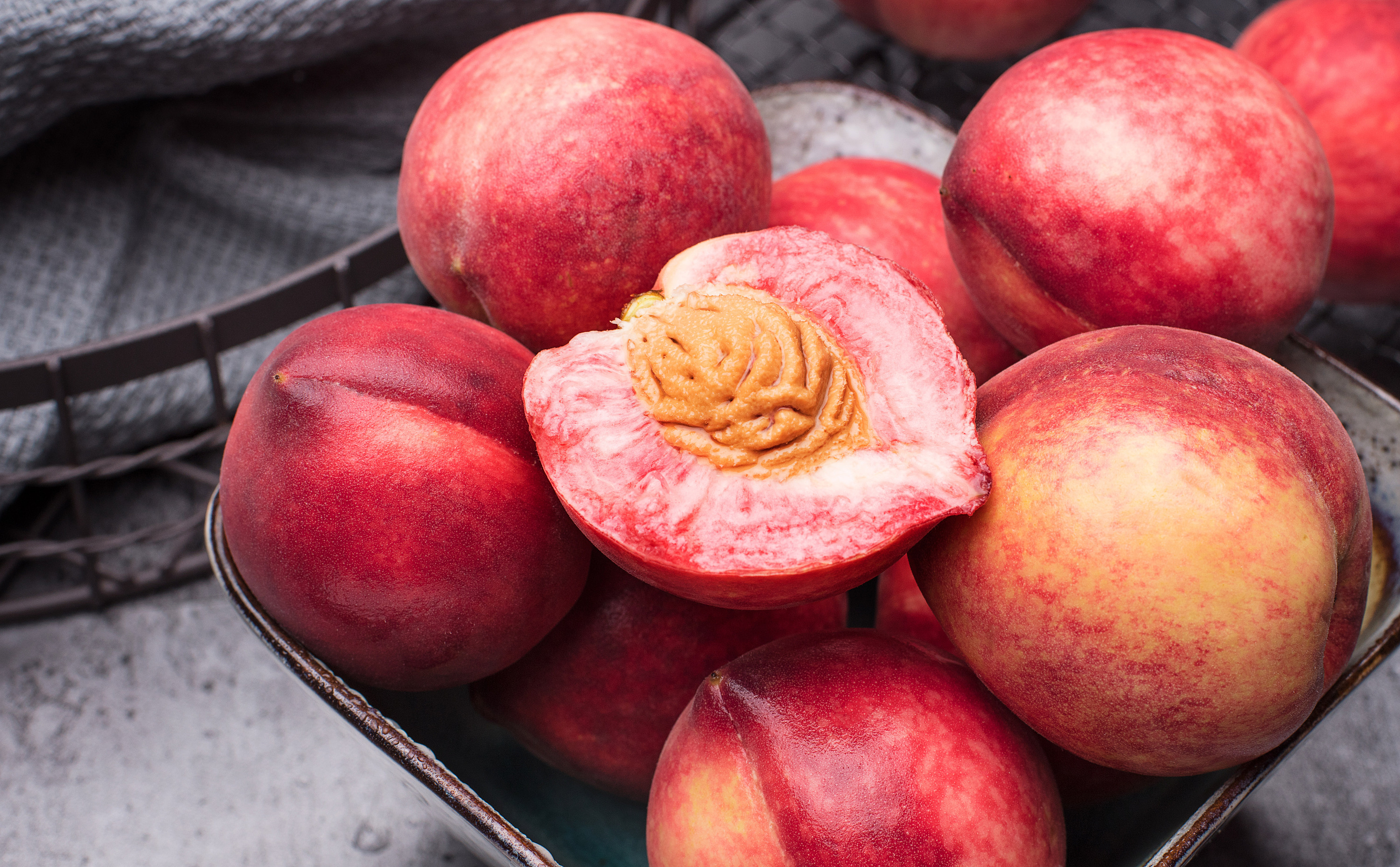 【修图】血桃|摄影|静物|叶子柳 - 原创作品 - 站酷 (zcool)