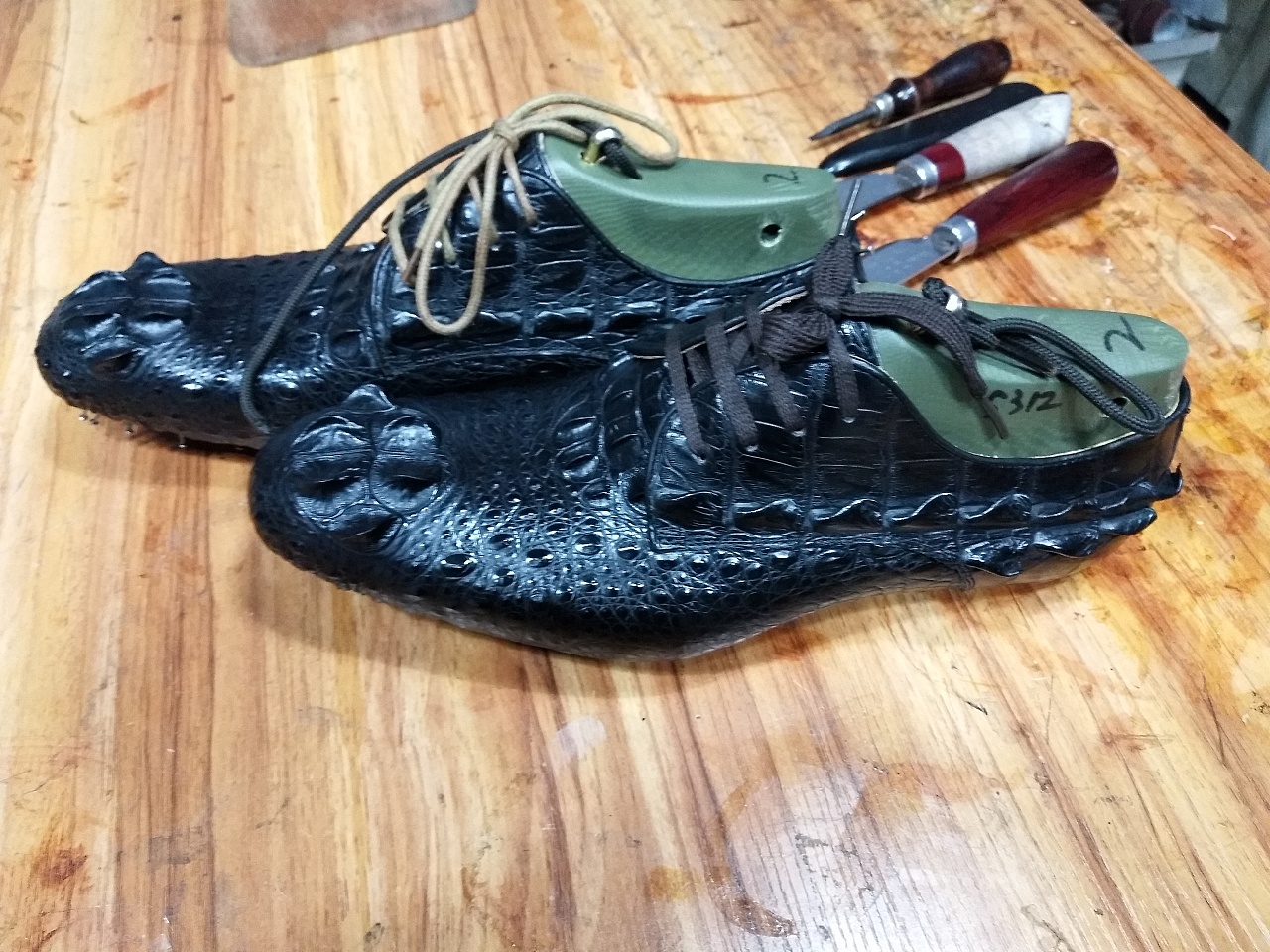 固特异手工鞋鳄鱼皮鞋