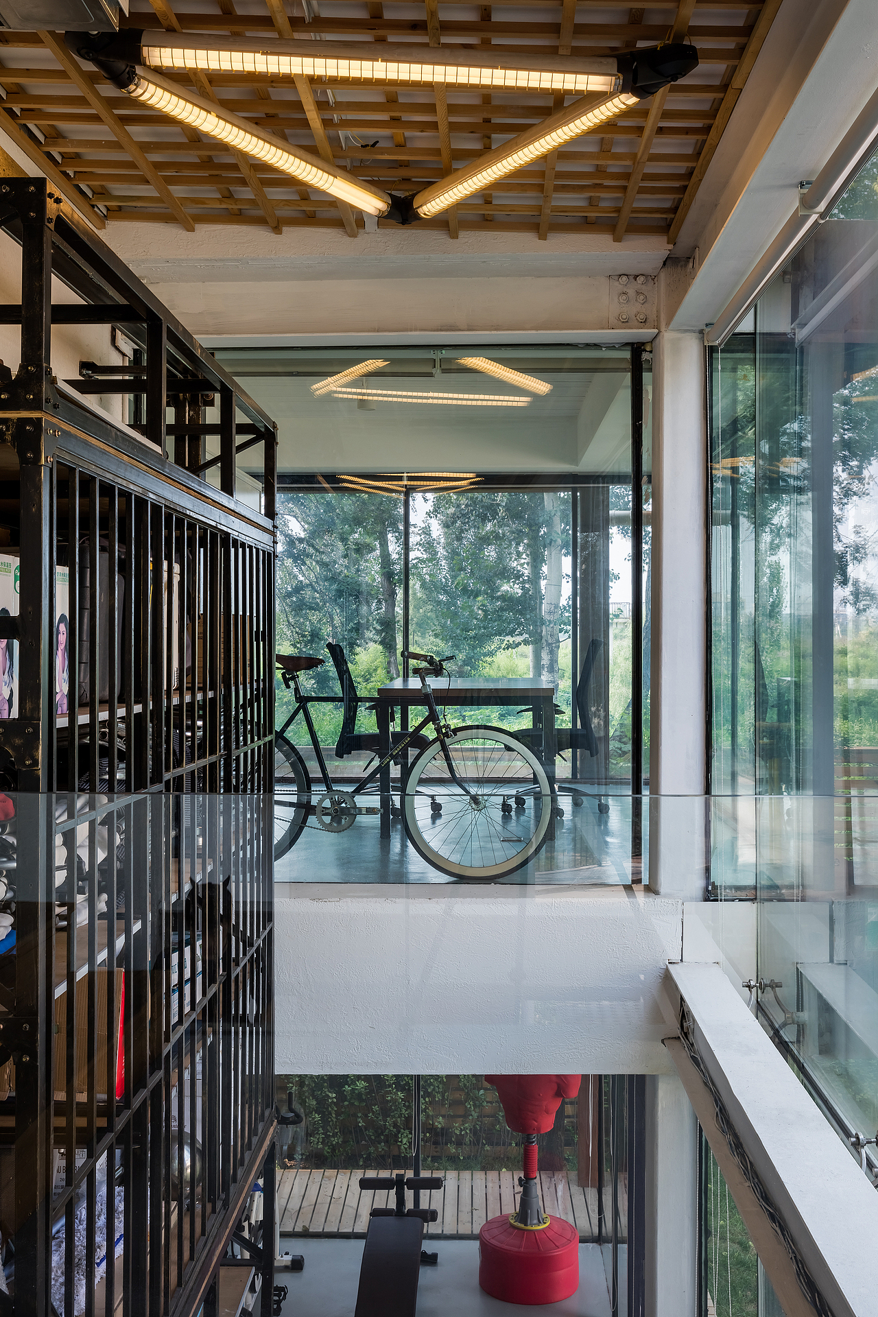 CUN寸DESIGN|蓝月办公设计-一条切割时间的线