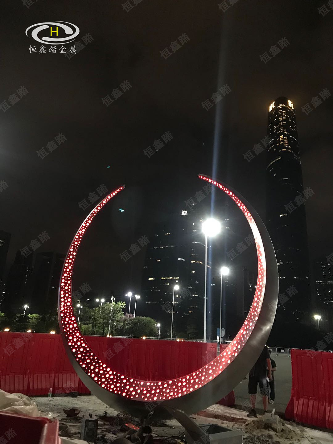 广州塔下的月牙不锈钢雕塑 我爱广州圆环不锈钢雕塑