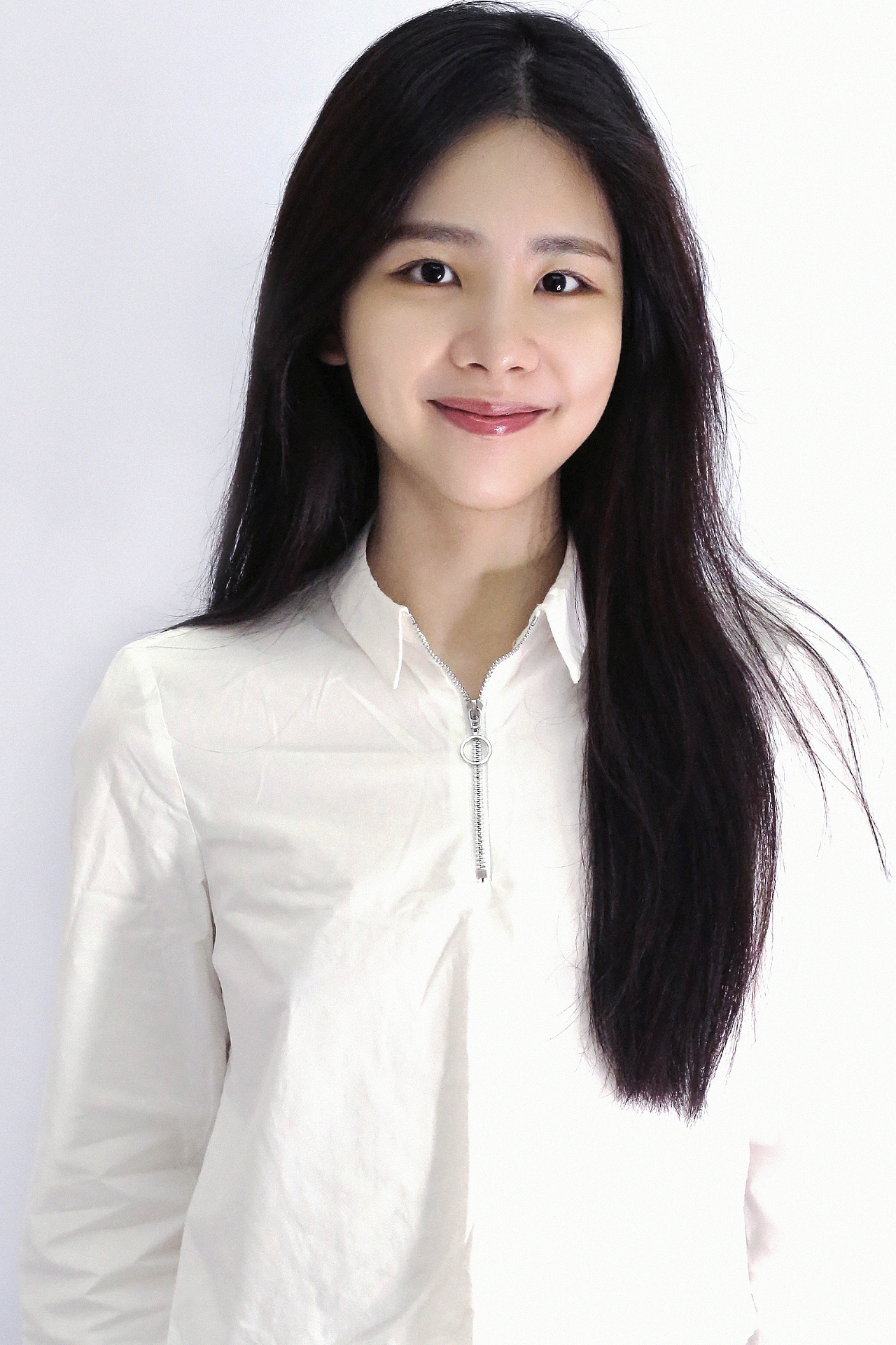 陈梓平白色清新简约形象照写真