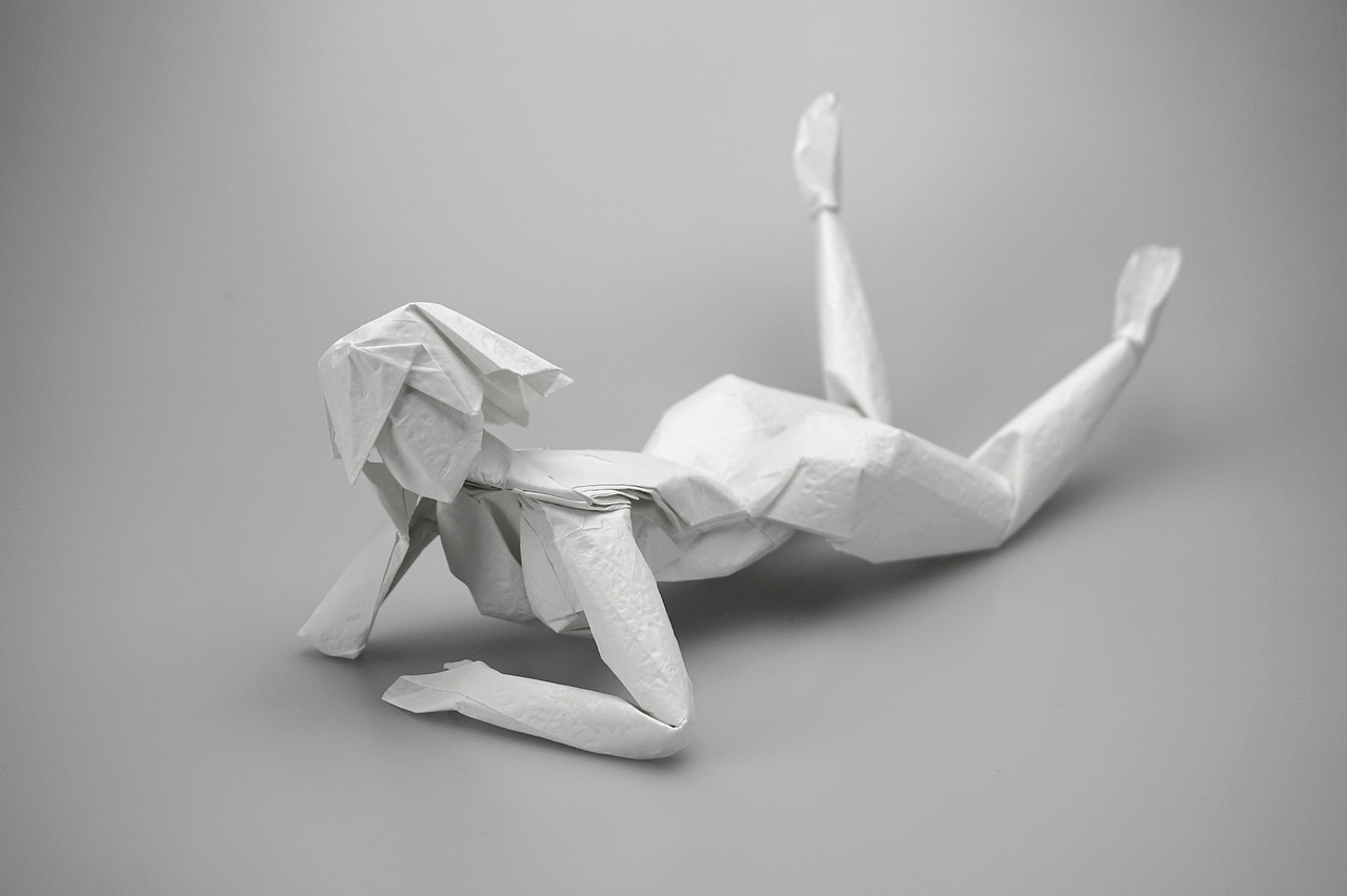 很多常见的人物折纸设计都偏向做正面的造型,所以我尝试从侧面和背面