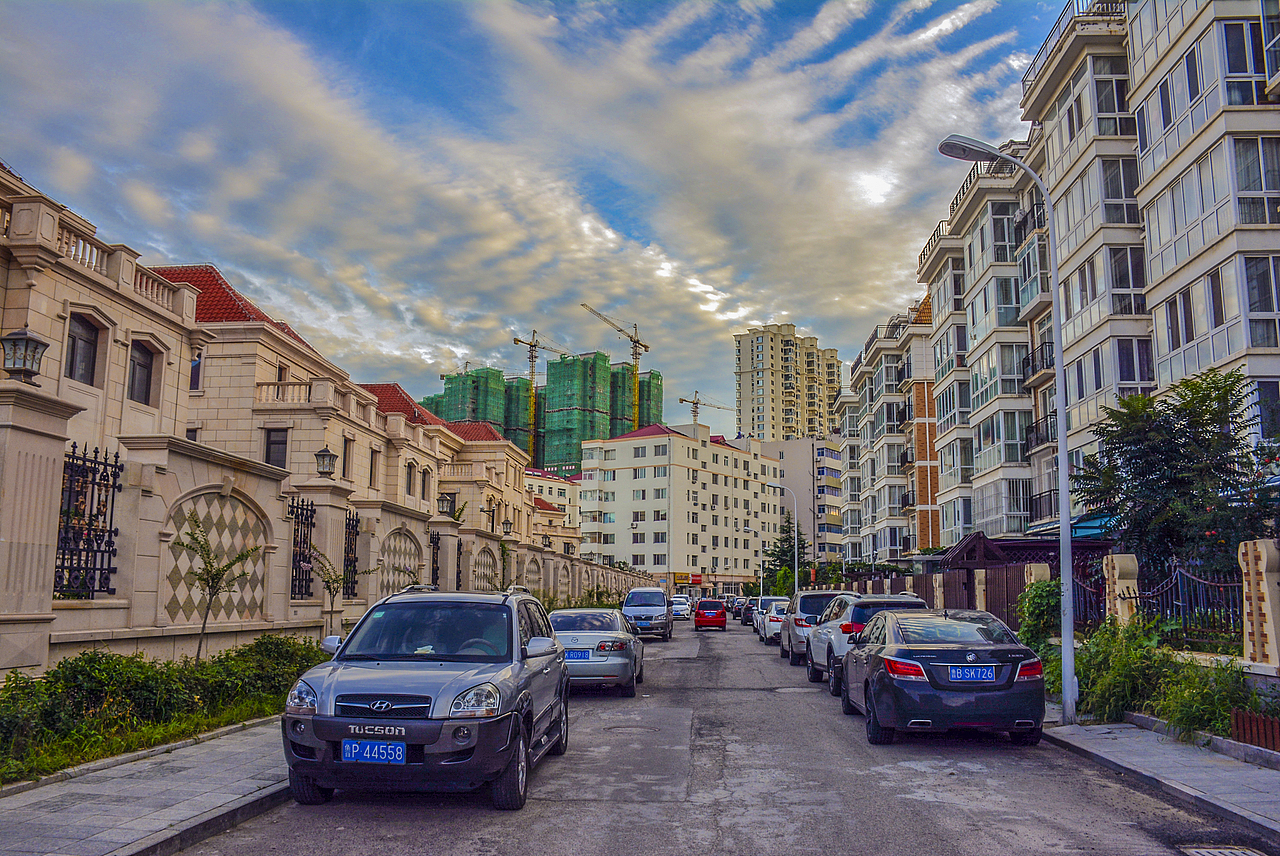 晚上下班,走一段小路,小路的两边分别是新的别墅区和新的居民区