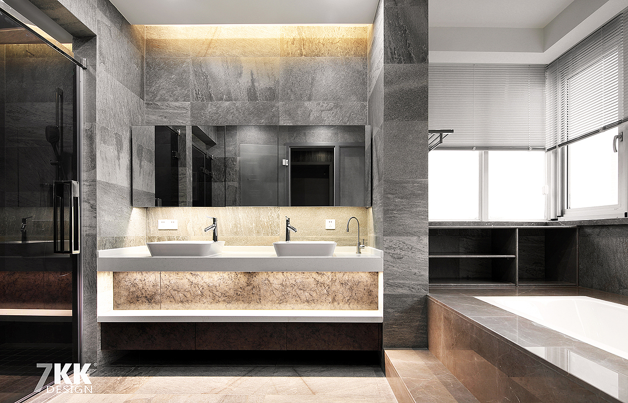 石材绝对是提升质感的最佳材质,15个平方的主卧超大卫生间,四分离的卫生间的功能的实现也绝对是大宅的品质体现。台盆上方的镜面柜,里面有着超强的收纳功能,镜柜最上方和下面都暗藏灯带,台盆柜下方与地面的悬空,也方便平时的清理。整个卫生间给人的感觉品质干净又清爽。