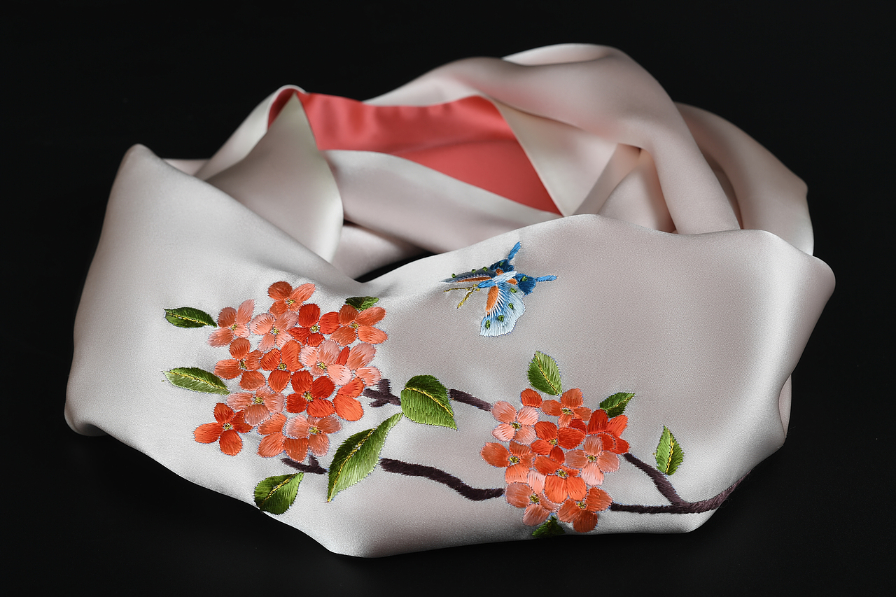 真丝刺绣围巾拍摄+后期（图ZMTUwMTk2NDMy） - 修图/后期 - 站酷设计师国王的权杖原创素材 - 站酷ZCOOL